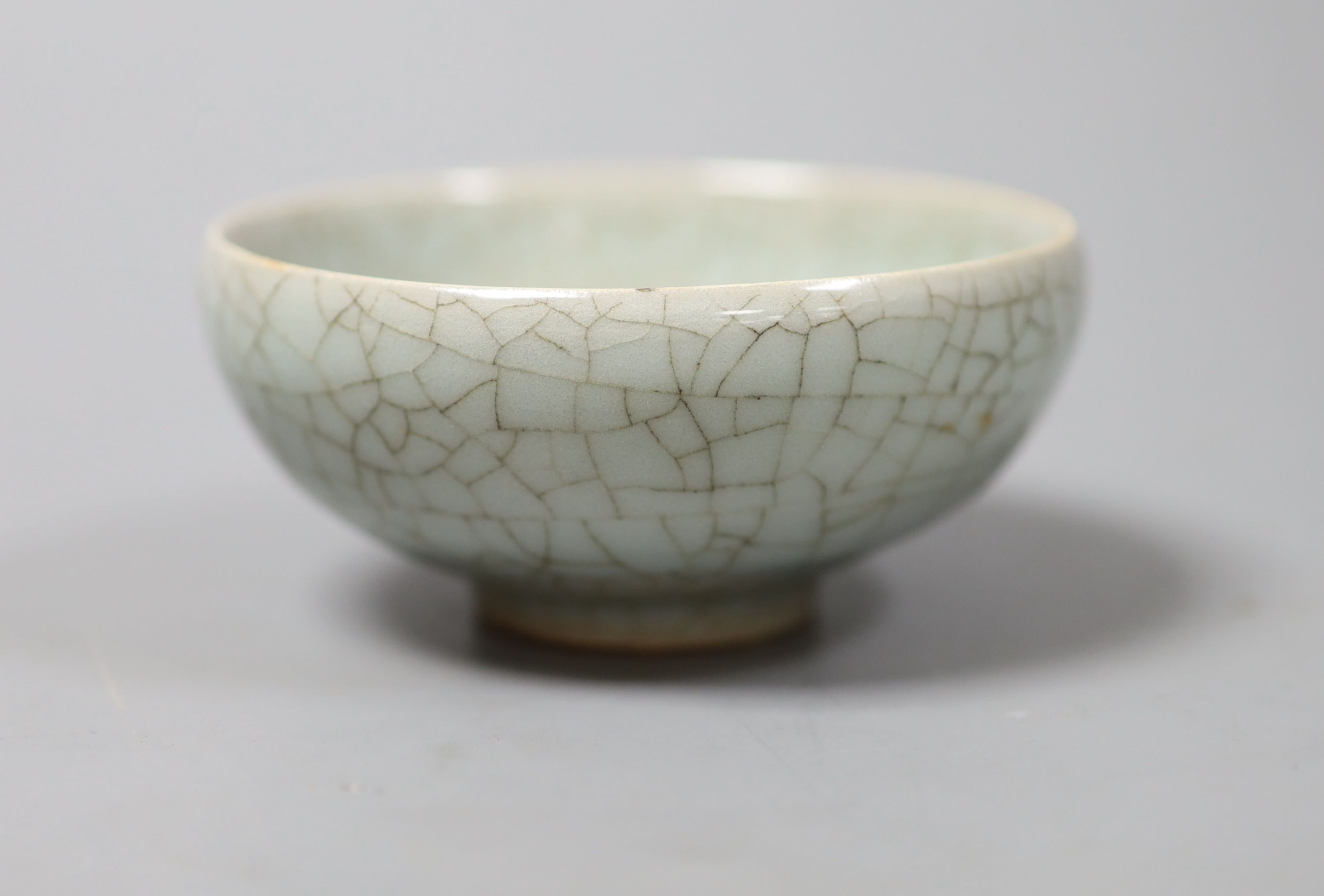 A Chinese crackle glaze bowl 9.5cm diam